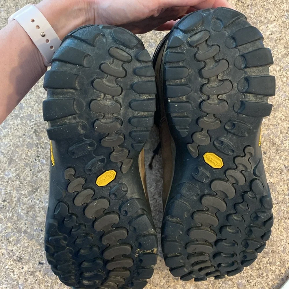 Merrell Hiking Boots Very Worn With A Lot of FLAWS Leather (Unsure of Size)AS-IS